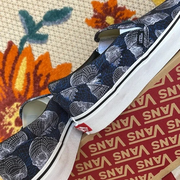 Vans Classic Slip-On
(Wireframe Skulls) Black/Trwht 
VNOA33TB9IB
WMNS sneakers - Picture 15 of 16